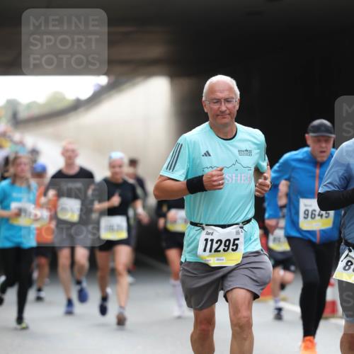 05.10.2025 - 20. swb-Marathon Bremen Michael Strokosch http://msf.ph/oto/9205985 05.10.2025 10:45:19 Laufen 11295, 01896, 9645, 8 meine-sportfotos.de