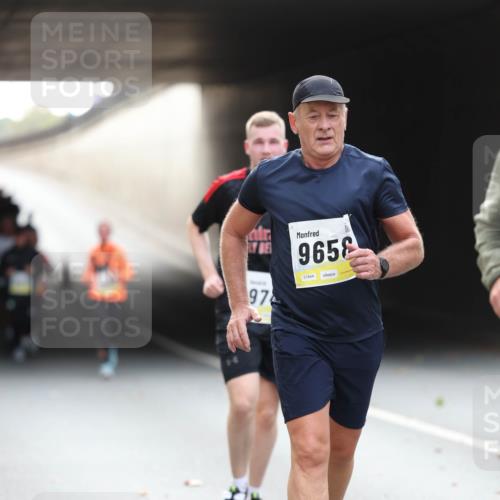 05.10.2025 - 20. swb-Marathon Bremen Michael Strokosch http://msf.ph/oto/9205994 05.10.2025 10:45:27 Laufen 9658, 97, 01844 meine-sportfotos.de