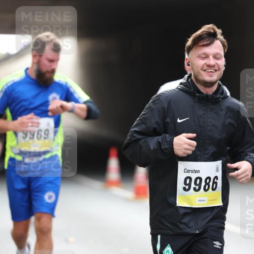 05.10.2025 - 20. swb-Marathon Bremen Michael Strokosch http://msf.ph/oto/9206011 05.10.2025 10:45:36 Laufen 9969, 9986 meine-sportfotos.de