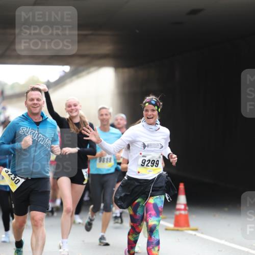 05.10.2025 - 20. swb-Marathon Bremen Michael Strokosch http://msf.ph/oto/9206016 05.10.2025 10:45:41 Laufen 230, 9888, 11, 9299 meine-sportfotos.de