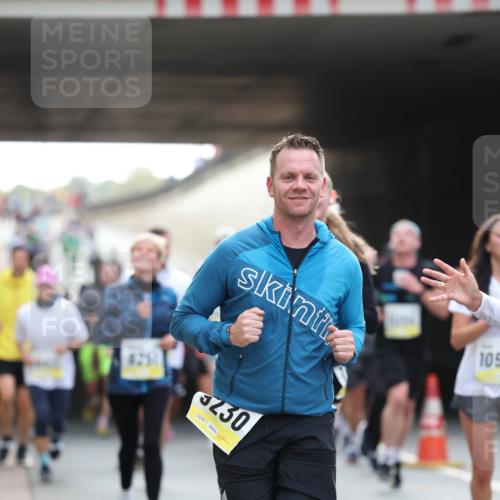 05.10.2025 - 20. swb-Marathon Bremen Michael Strokosch http://msf.ph/oto/9206020 05.10.2025 10:45:42 Laufen 4251, 3230, 02167, 105 meine-sportfotos.de
