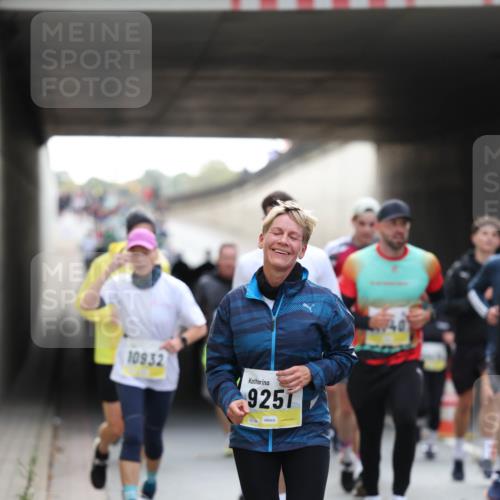 05.10.2025 - 20. swb-Marathon Bremen Michael Strokosch http://msf.ph/oto/9206024 05.10.2025 10:45:44 Laufen 10932, 9251, 49940 meine-sportfotos.de
