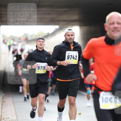 05.10.2025 - 20. swb-Marathon Bremen Michael Strokosch http://msf.ph/oto/9206050 05.10.2025 10:45:56 Laufen 9715, 9742, 10609 meine-sportfotos.de