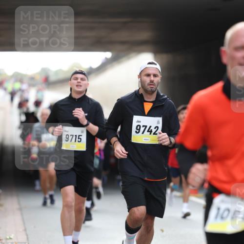 05.10.2025 - 20. swb-Marathon Bremen Michael Strokosch http://msf.ph/oto/9206051 05.10.2025 10:45:56 Laufen 9715, 9742, 108 meine-sportfotos.de