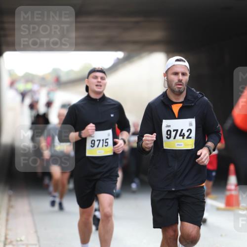 05.10.2025 - 20. swb-Marathon Bremen Michael Strokosch http://msf.ph/oto/9206052 05.10.2025 10:45:56 Laufen 9715, 9742 meine-sportfotos.de
