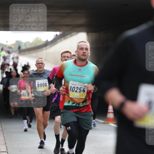 05.10.2025 - 20. swb-Marathon Bremen Michael Strokosch http://msf.ph/oto/9206057 05.10.2025 10:45:59 Laufen 1037, 9906, 10254 meine-sportfotos.de