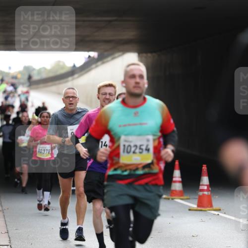 05.10.2025 - 20. swb-Marathon Bremen Michael Strokosch http://msf.ph/oto/9206058 05.10.2025 10:45:59 Laufen 10378, 14, 10254 meine-sportfotos.de