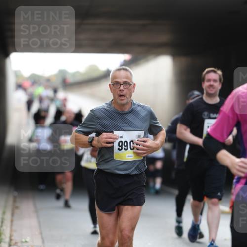 05.10.2025 - 20. swb-Marathon Bremen Michael Strokosch http://msf.ph/oto/9206061 05.10.2025 10:46:01 Laufen 990 meine-sportfotos.de