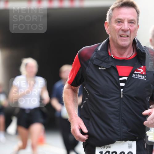 05.10.2025 - 20. swb-Marathon Bremen Michael Strokosch http://msf.ph/oto/9206111 05.10.2025 10:46:25 Laufen 10928 meine-sportfotos.de