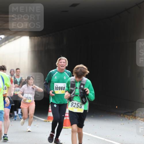 05.10.2025 - 20. swb-Marathon Bremen Michael Strokosch http://msf.ph/oto/9206155 05.10.2025 10:46:39 Laufen 66, 0625, 10968, 9256 meine-sportfotos.de