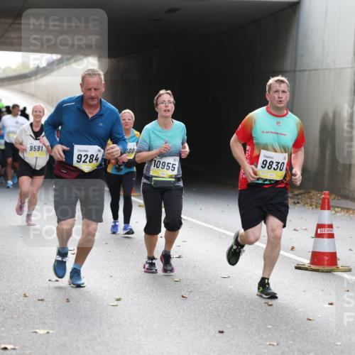 05.10.2025 - 20. swb-Marathon Bremen Michael Strokosch http://msf.ph/oto/9206271 05.10.2025 10:47:40 Laufen 9581, 9284, 300, 10955, 20, 9830 meine-sportfotos.de
