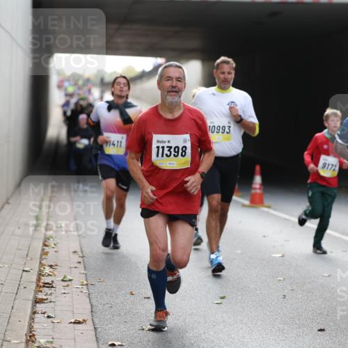 05.10.2025 - 20. swb-Marathon Bremen Michael Strokosch http://msf.ph/oto/9206286 05.10.2025 10:47:46 Laufen 11411, 11398, 10993, 9172, 10719 meine-sportfotos.de