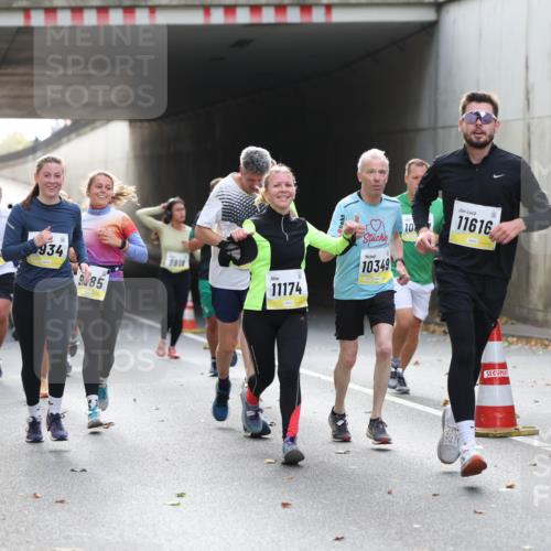 05.10.2025 - 20. swb-Marathon Bremen Michael Strokosch http://msf.ph/oto/9206303 05.10.2025 10:47:56 Laufen 11722, 934, 10, 9, 85, 9918, 11174, 10349, 10, 11616 meine-sportfotos.de