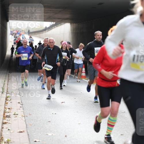 05.10.2025 - 20. swb-Marathon Bremen Michael Strokosch http://msf.ph/oto/9206337 05.10.2025 10:48:09 Laufen 11716, 10966, 92, 10, 11510, 11046 meine-sportfotos.de