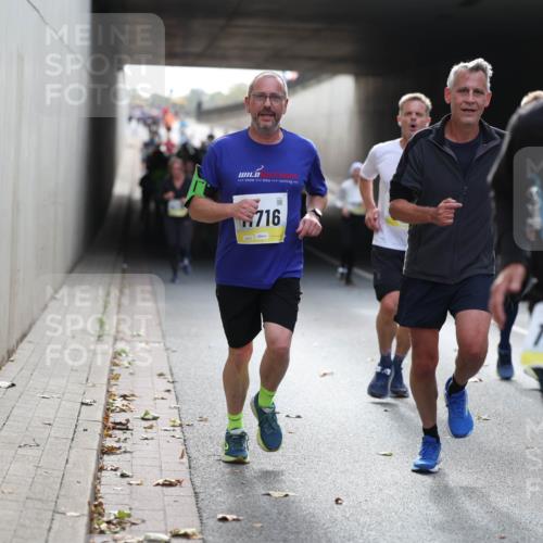 05.10.2025 - 20. swb-Marathon Bremen Michael Strokosch http://msf.ph/oto/9206346 05.10.2025 10:48:12 Laufen 716, 10966 meine-sportfotos.de