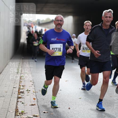 05.10.2025 - 20. swb-Marathon Bremen Michael Strokosch http://msf.ph/oto/9206347 05.10.2025 10:48:13 Laufen 11716, 9705, 10966 meine-sportfotos.de