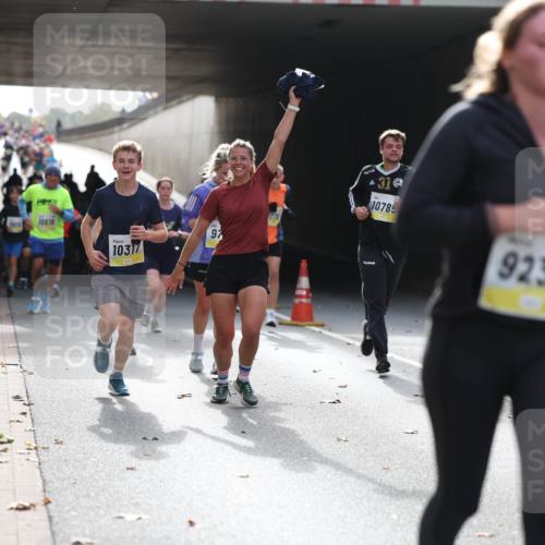 05.10.2025 - 20. swb-Marathon Bremen Michael Strokosch http://msf.ph/oto/9206361 05.10.2025 10:48:20 Laufen 10616, 10317, 1, 97, 10785, 9235 meine-sportfotos.de