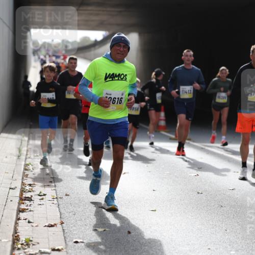 05.10.2025 - 20. swb-Marathon Bremen Michael Strokosch http://msf.ph/oto/9206376 05.10.2025 10:48:26 Laufen 1017, 2616, 1956, 11413, 18289, 040 meine-sportfotos.de