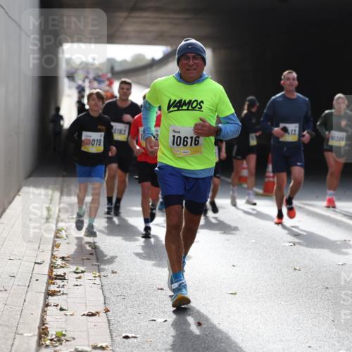05.10.2025 - 20. swb-Marathon Bremen Michael Strokosch http://msf.ph/oto/9206377 05.10.2025 10:48:26 Laufen 019, 0163, 10616, 413, 18289, 1040 meine-sportfotos.de