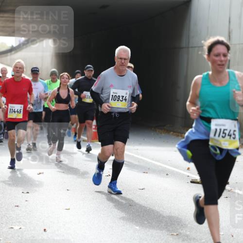 05.10.2025 - 20. swb-Marathon Bremen Michael Strokosch http://msf.ph/oto/9206391 05.10.2025 10:48:32 Laufen 11445, 38, 10934, 11545 meine-sportfotos.de