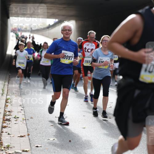 05.10.2025 - 20. swb-Marathon Bremen Michael Strokosch http://msf.ph/oto/9206443 05.10.2025 10:48:57 Laufen 10064, 1127, 0097, 1169, 115, 10075 meine-sportfotos.de