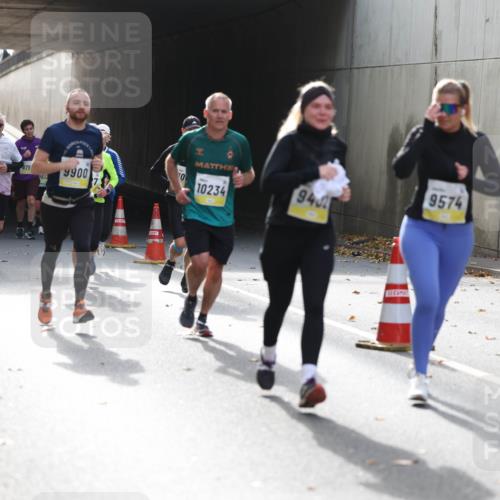 05.10.2025 - 20. swb-Marathon Bremen Michael Strokosch http://msf.ph/oto/9206474 05.10.2025 10:49:09 Laufen 045, 10810, 20, 10, 979, 9900, 0032, 10234, 943, 9574, 00 meine-sportfotos.de