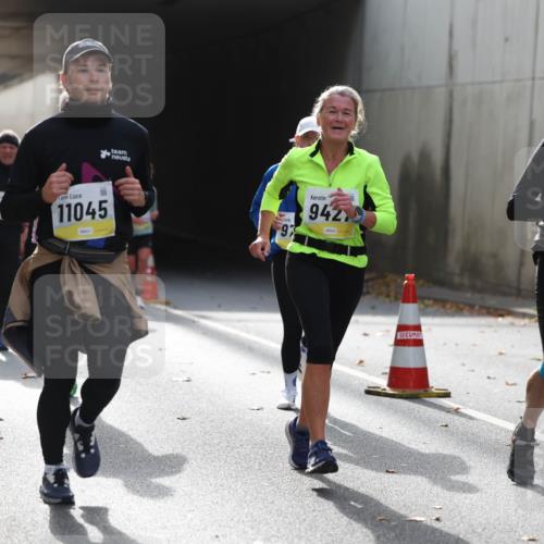 05.10.2025 - 20. swb-Marathon Bremen Michael Strokosch http://msf.ph/oto/9206483 05.10.2025 10:49:12 Laufen 9520, 11045, 97, 942, 24 meine-sportfotos.de