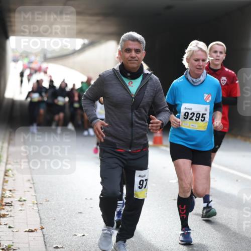 05.10.2025 - 20. swb-Marathon Bremen Michael Strokosch http://msf.ph/oto/9206497 05.10.2025 10:49:19 Laufen 97, 9295, 02361, 20, 8326 meine-sportfotos.de