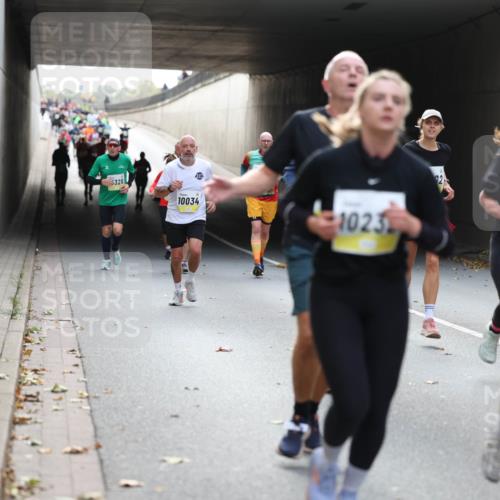 05.10.2025 - 20. swb-Marathon Bremen Michael Strokosch http://msf.ph/oto/9206514 05.10.2025 10:49:28 Laufen 326, 10034, 1023, 232 meine-sportfotos.de