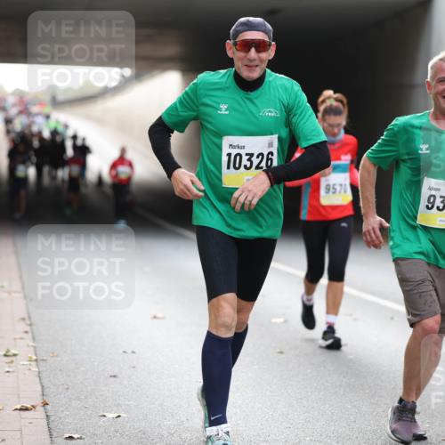 05.10.2025 - 20. swb-Marathon Bremen Michael Strokosch http://msf.ph/oto/9206528 05.10.2025 10:49:34 Laufen 10326, 9570, 9318 meine-sportfotos.de