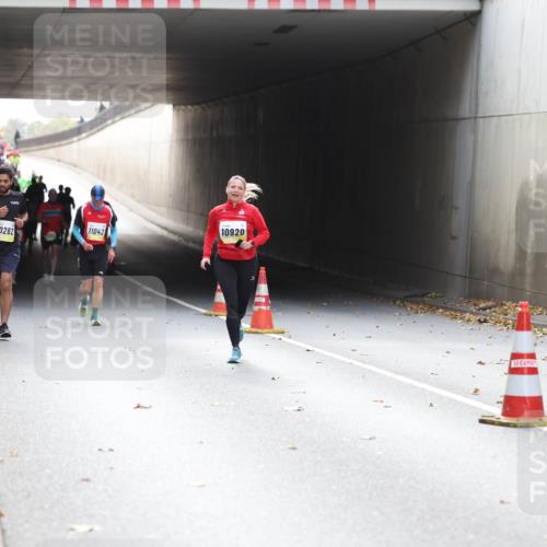 05.10.2025 - 20. swb-Marathon Bremen Michael Strokosch http://msf.ph/oto/9206530 05.10.2025 10:49:40 Laufen 9871, 10262, 11042, 10920 meine-sportfotos.de