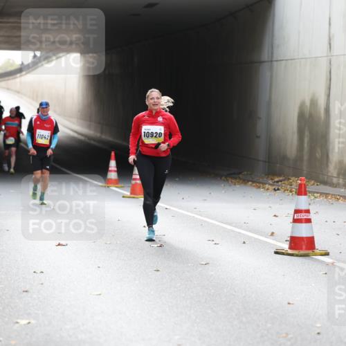 05.10.2025 - 20. swb-Marathon Bremen Michael Strokosch http://msf.ph/oto/9206533 05.10.2025 10:49:41 Laufen 5871, 10262, 11042, 10920 meine-sportfotos.de