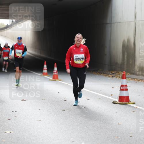 05.10.2025 - 20. swb-Marathon Bremen Michael Strokosch http://msf.ph/oto/9206537 05.10.2025 10:49:42 Laufen 10262, 11042, 10920 meine-sportfotos.de