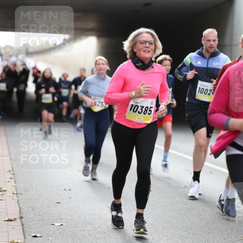 05.10.2025 - 20. swb-Marathon Bremen Michael Strokosch http://msf.ph/oto/9206573 05.10.2025 10:49:58 Laufen 5, 253, 10385, 10024, 492 meine-sportfotos.de