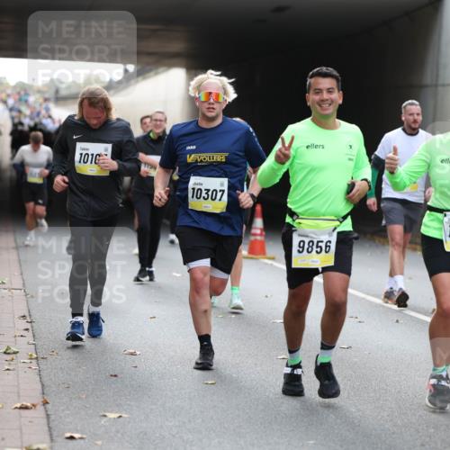 05.10.2025 - 20. swb-Marathon Bremen Michael Strokosch http://msf.ph/oto/9206592 05.10.2025 10:50:06 Laufen 1127, 1010, 7759, 10307, 9856, 11197, 10180 meine-sportfotos.de
