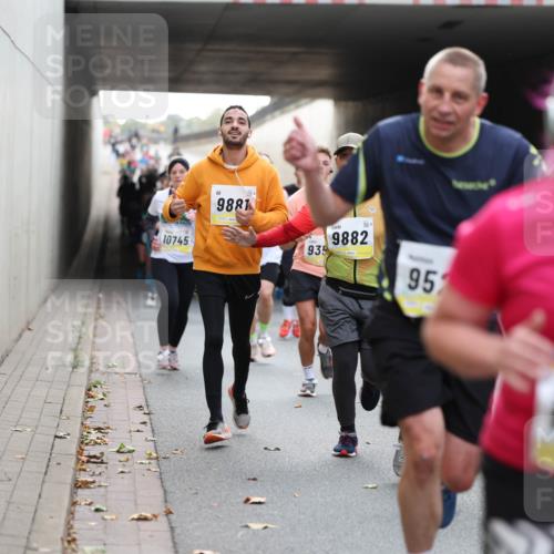 05.10.2025 - 20. swb-Marathon Bremen Michael Strokosch http://msf.ph/oto/9206640 05.10.2025 10:50:25 Laufen 10745, 9881, 935, 9882, 95, 83, 1024 meine-sportfotos.de