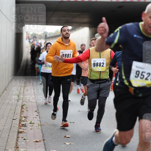 05.10.2025 - 20. swb-Marathon Bremen Michael Strokosch http://msf.ph/oto/9206641 05.10.2025 10:50:25 Laufen 10745, 9881, 9882, 20, 9521 meine-sportfotos.de