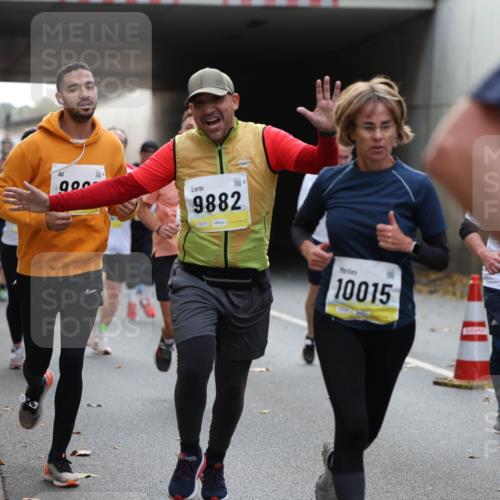 05.10.2025 - 20. swb-Marathon Bremen Michael Strokosch http://msf.ph/oto/9206644 05.10.2025 10:50:26 Laufen 900, 9882, 02237, 10015 meine-sportfotos.de