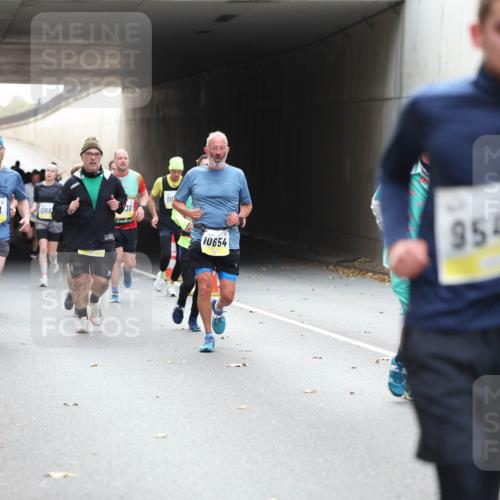 05.10.2025 - 20. swb-Marathon Bremen Michael Strokosch http://msf.ph/oto/9206677 05.10.2025 10:50:40 Laufen 8118, 1066, 30, 110, 10654, 9541 meine-sportfotos.de