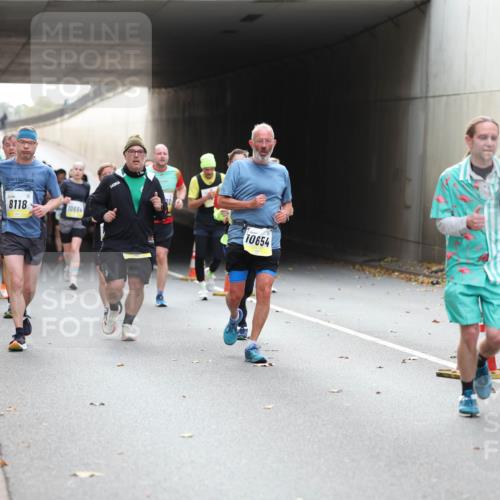 05.10.2025 - 20. swb-Marathon Bremen Michael Strokosch http://msf.ph/oto/9206678 05.10.2025 10:50:40 Laufen 8118, 10664, 10654 meine-sportfotos.de