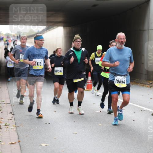 05.10.2025 - 20. swb-Marathon Bremen Michael Strokosch http://msf.ph/oto/9206681 05.10.2025 10:50:41 Laufen 92, 118, 10387, 110, 10654 meine-sportfotos.de