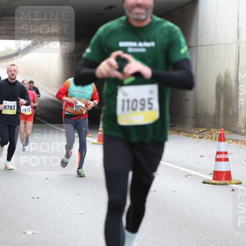 05.10.2025 - 20. swb-Marathon Bremen Michael Strokosch http://msf.ph/oto/9206722 05.10.2025 10:50:59 Laufen 9783, 11675, 11095 meine-sportfotos.de