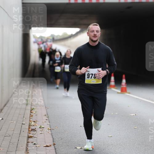 05.10.2025 - 20. swb-Marathon Bremen Michael Strokosch http://msf.ph/oto/9206729 05.10.2025 10:51:01 Laufen 978, 10 meine-sportfotos.de