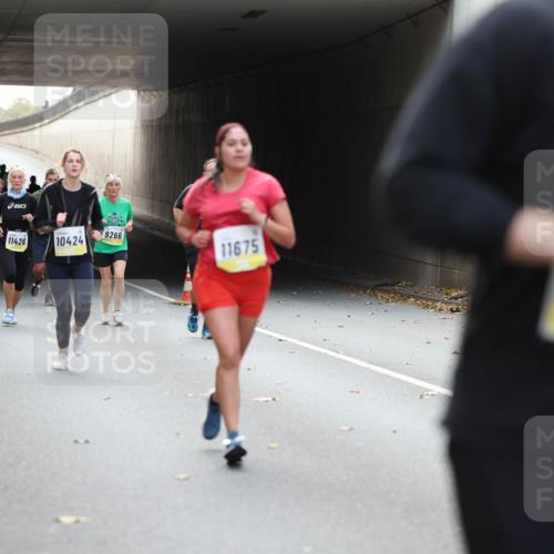 05.10.2025 - 20. swb-Marathon Bremen Michael Strokosch http://msf.ph/oto/9206730 05.10.2025 10:51:03 Laufen 11426, 10424, 9266, 11675 meine-sportfotos.de