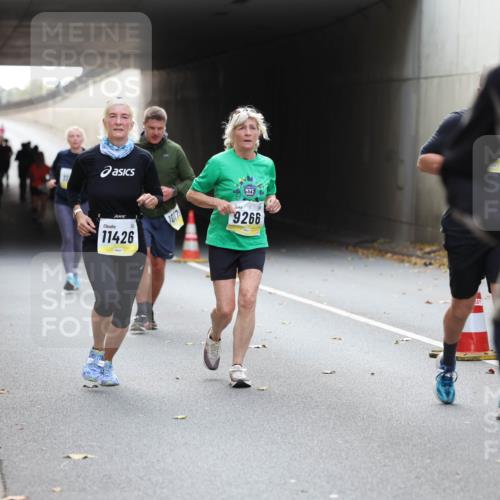 05.10.2025 - 20. swb-Marathon Bremen Michael Strokosch http://msf.ph/oto/9206739 05.10.2025 10:51:07 Laufen 7001, 11426, 1017, 9266, 57, 1042 meine-sportfotos.de