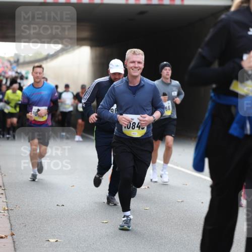 05.10.2025 - 20. swb-Marathon Bremen Michael Strokosch http://msf.ph/oto/9206761 05.10.2025 10:51:21 Laufen 084, 66, 260 meine-sportfotos.de