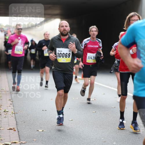 05.10.2025 - 20. swb-Marathon Bremen Michael Strokosch http://msf.ph/oto/9206827 05.10.2025 10:51:38 Laufen 1127, 10069, 11435, 9797 meine-sportfotos.de