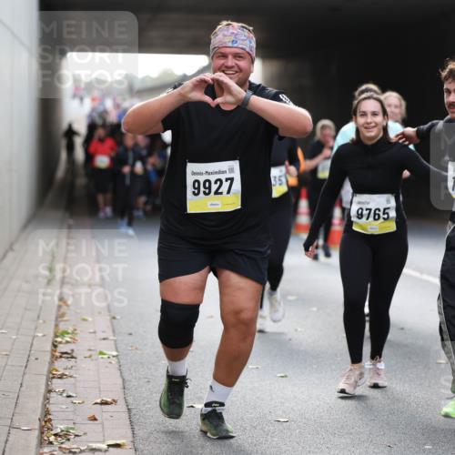 05.10.2025 - 20. swb-Marathon Bremen Michael Strokosch http://msf.ph/oto/9206881 05.10.2025 10:58:32 Laufen 9927, 35, 9765, 11427, 1104 meine-sportfotos.de