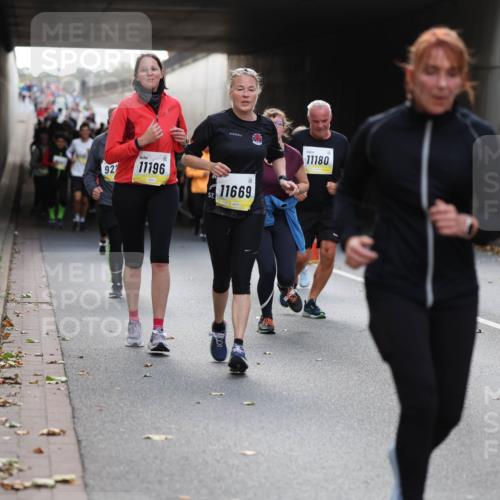 05.10.2025 - 20. swb-Marathon Bremen Michael Strokosch http://msf.ph/oto/9206912 05.10.2025 10:58:42 Laufen 92, 11196, 11669, 11180, 7785 meine-sportfotos.de
