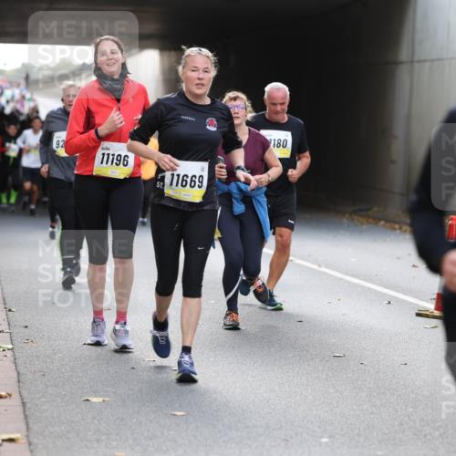 05.10.2025 - 20. swb-Marathon Bremen Michael Strokosch http://msf.ph/oto/9206916 05.10.2025 10:58:42 Laufen 92, 11196, 11669, 180 meine-sportfotos.de